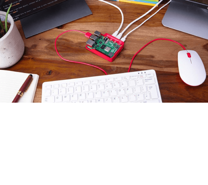 Raspberry Pi connecté à un clavier et câbles sur un bureau