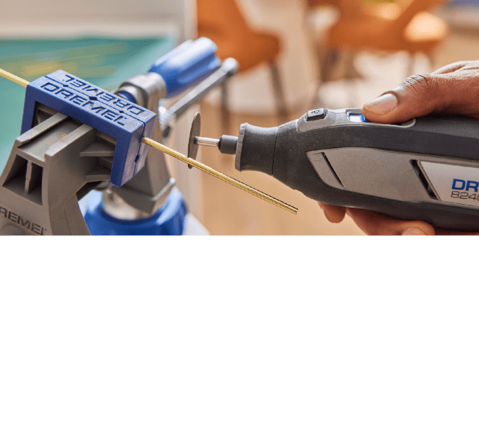 Outil rotatif Dremel utilisé pour percer un objet cylindrique