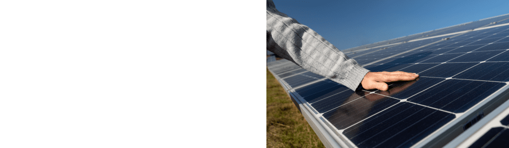 Main touchant un panneau solaire sous un ciel bleu