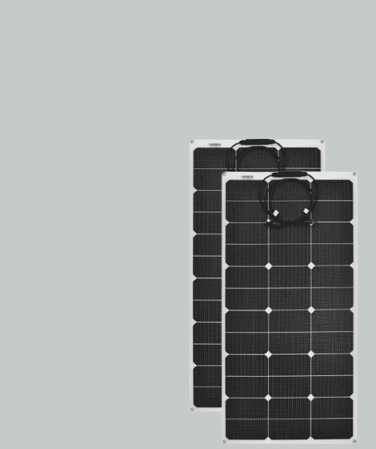 Deux panneaux solaires flexibles noirs sur fond gris