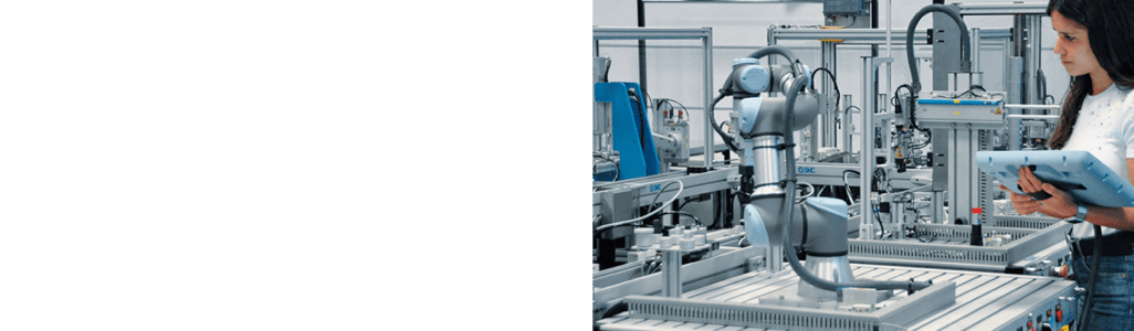 Ingénieur observant un robot industriel dans une usine moderne