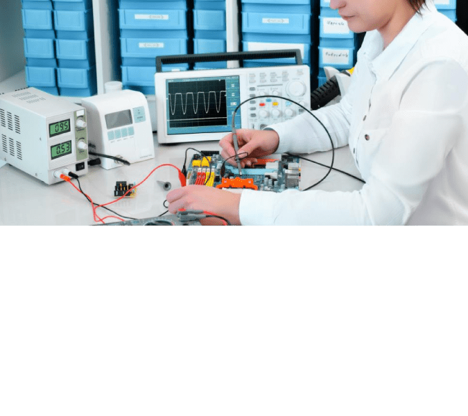 Personne utilisant un oscilloscope et un multimètre